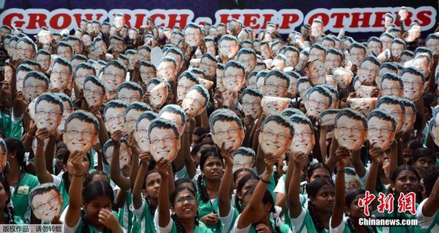 印度学生高举比尔·盖茨头像 庆祝其60岁生日