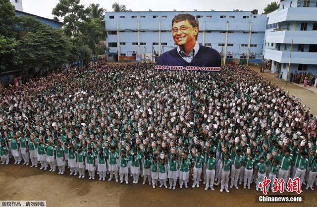 印度學生高舉比爾·蓋茨頭像 慶祝其60歲生日