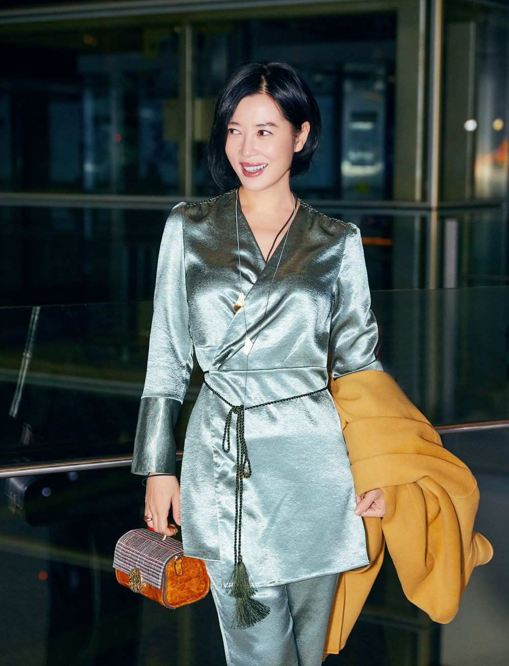 余男现身机场 优雅随性开启米兰时装之旅