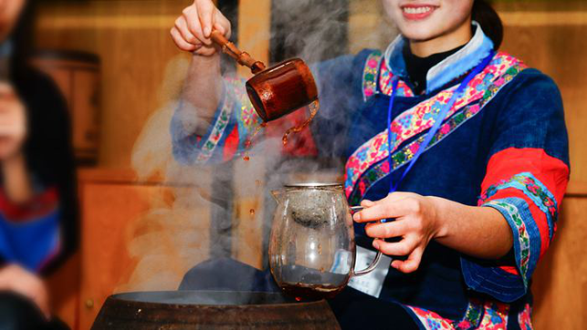 百色淩雲：茶香花艷滿山坡