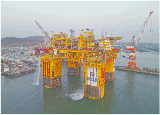 全球首座十萬噸級深水半潛式生産儲油平臺“深海一號”啟航