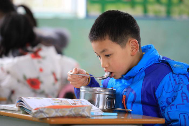 广西柳州免费午餐惠及近千所学校
