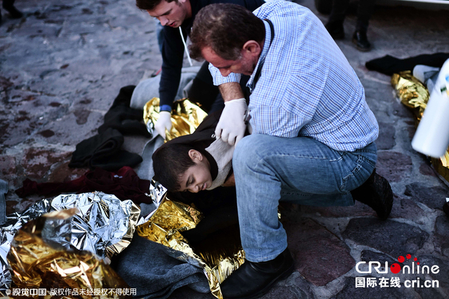 希腊再发难民船沉没悲剧 获救儿童奄奄一息令人心碎