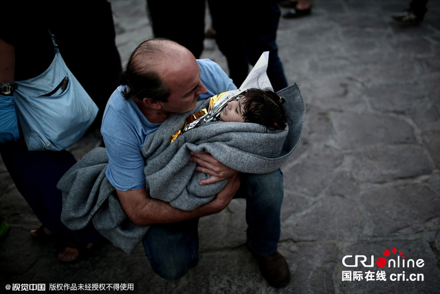 希腊再发难民船沉没悲剧 获救儿童奄奄一息令人心碎