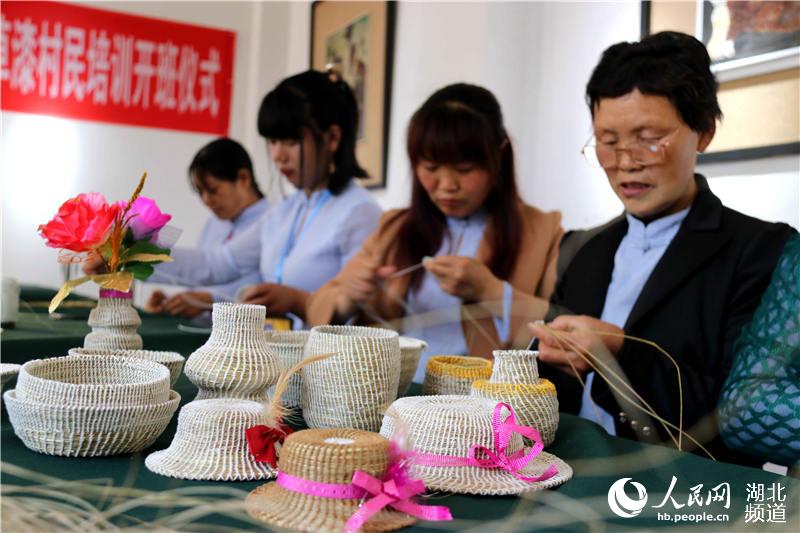 湖北郧阳：龙须草变身村民“致富碗”