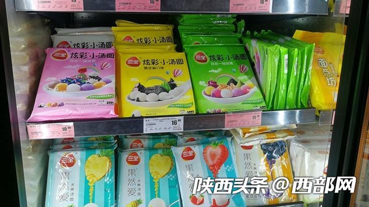 元宵节前水果汤圆众多新品受年轻人青睐 但传统口味传统做法更受追捧