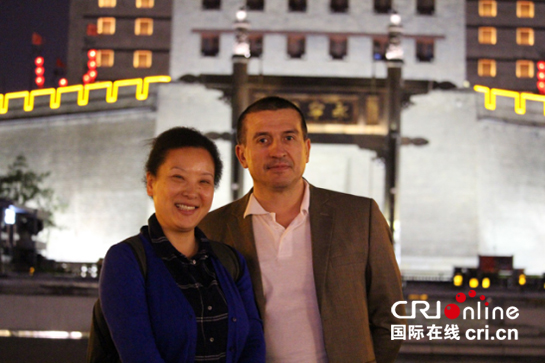 【中澳旅游年专题 活动亮点 显示图在稿件最下方】驻华外交官夜登西安城墙 点赞“大西安”厚重历史 【中澳旅游年专题 活动亮点 显示图在稿件最下方】驻华外交官夜登西安城墙 点赞“大西安”厚重历史