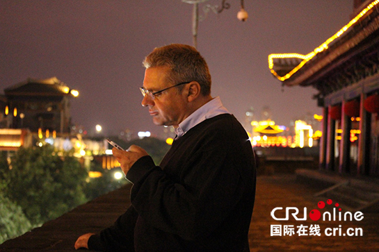 【中澳旅游年专题 活动亮点 显示图在稿件最下方】驻华外交官夜登西安城墙 点赞“大西安”厚重历史 【中澳旅游年专题 活动亮点 显示图在稿件最下方】驻华外交官夜登西安城墙 点赞“大西安”厚重历史