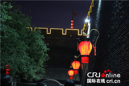 【中澳旅游年专题 活动亮点 显示图在稿件最下方】驻华外交官夜登西安城墙 点赞“大西安”厚重历史 【中澳旅游年专题 活动亮点 显示图在稿件最下方】驻华外交官夜登西安城墙 点赞“大西安”厚重历史