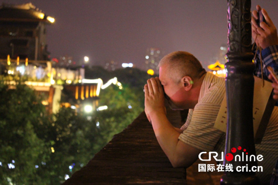 【中澳旅游年专题 活动亮点 显示图在稿件最下方】驻华外交官夜登西安城墙 点赞“大西安”厚重历史 【中澳旅游年专题 活动亮点 显示图在稿件最下方】驻华外交官夜登西安城墙 点赞“大西安”厚重历史