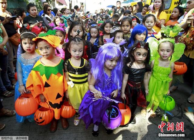 菲律宾小学生参加万圣节游行 “小鬼头”上街欢乐多