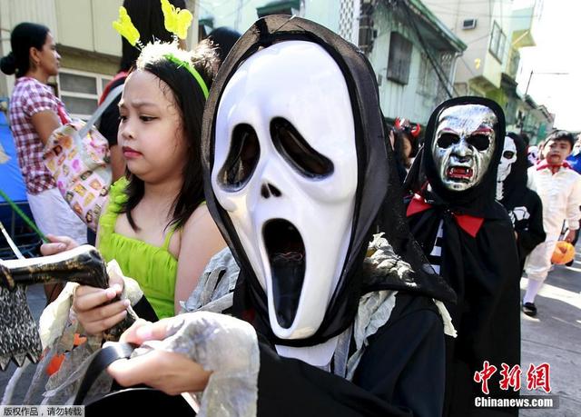 菲律宾小学生参加万圣节游行 “小鬼头”上街欢乐多