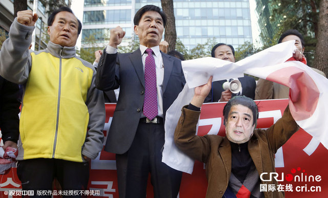 韩民众举行抗议游行 上演“安倍下跪”
