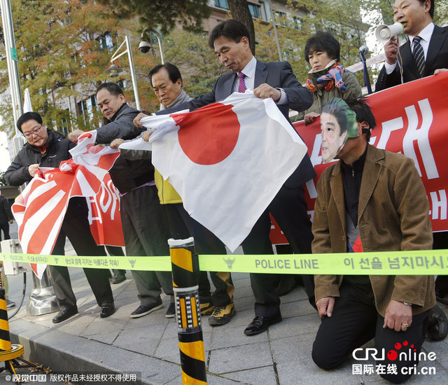 韩民众举行抗议游行 上演“安倍下跪”