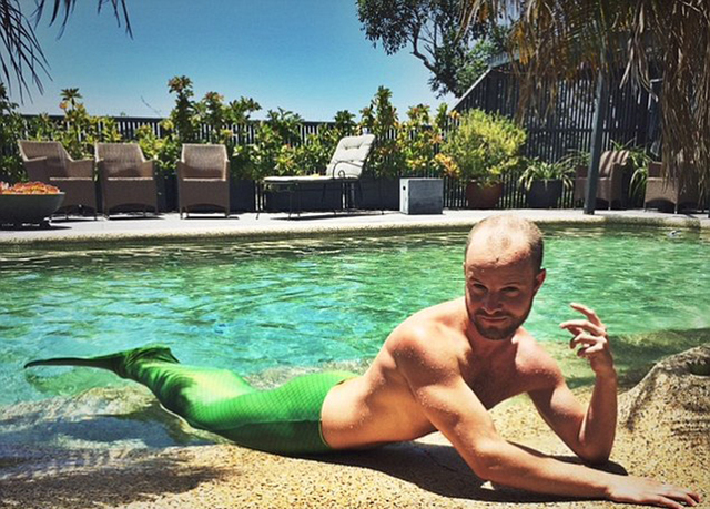 澳大利亚男子戴“鱼尾”变身儿时偶像美人鱼