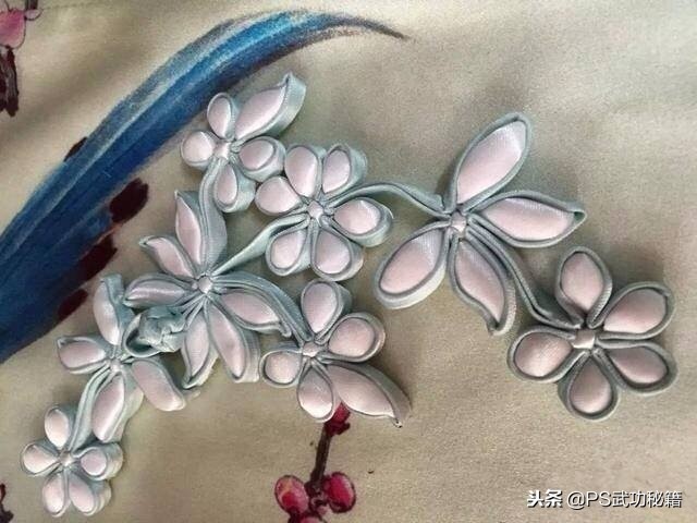 တရုတ္ရိုးရာအက်ႌေတြမွာ အသံုးျပဳတဲ႔ ပန္းၾကယ္သီးေလးမ်ား_fororder_5b5fc77d39d141ab8b63dcd83dbde194