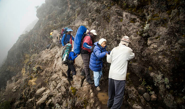 俄86岁老奶奶征服乞力马扎罗山 成最年长登顶者