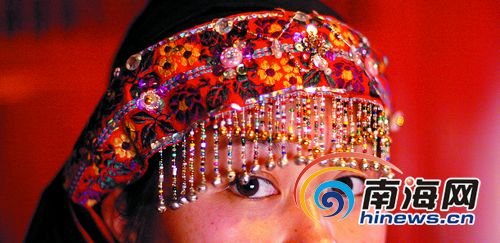 图片默认标题_fororder_黎族女子佩戴漂亮的头饰