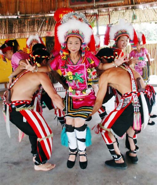 图片默认标题_fororder_高山族舞蹈演出（图片出自中新网