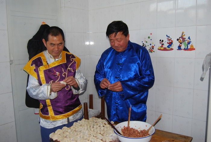 图片默认标题_fororder_锡伯族春节—大年三十全家包饺子