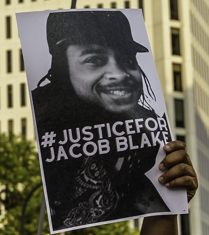 美国法院宣布不起诉布雷克一案涉事警察 事发地基诺莎市爆发抗议游行