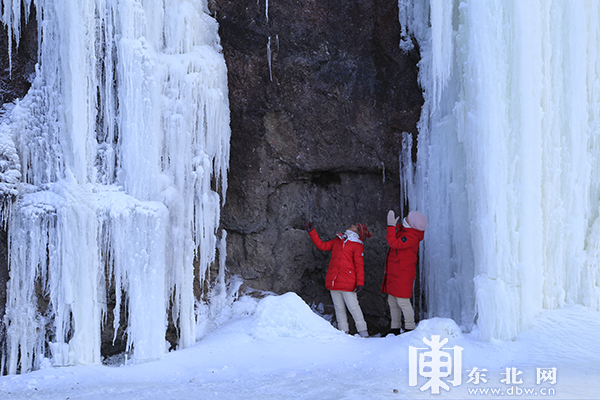 小寒节气冰瀑布群 冬日增添新景观