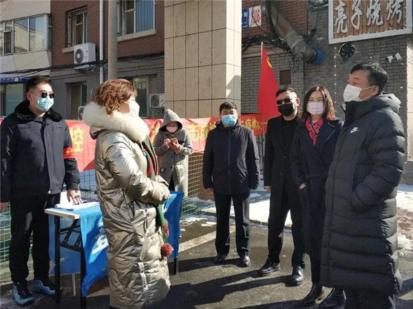 長春市南關區委書記謝志敏走訪慰問女社區工作者和巾幗志願者