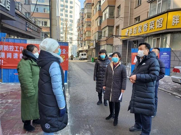 長春市南關區委書記謝志敏走訪慰問女社區工作者和巾幗志願者