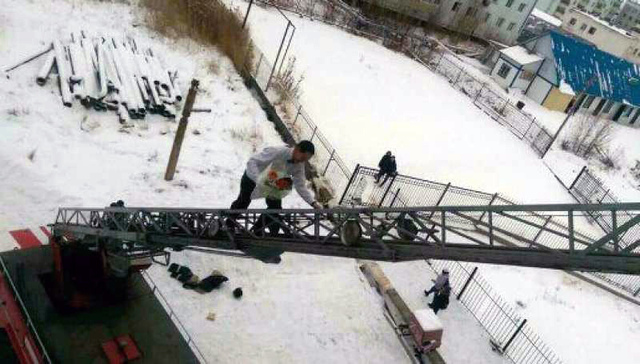 俄一消防員架雲梯向女友求婚感動網友