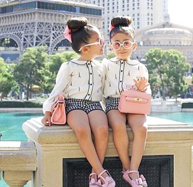 美4岁双胞胎女孩成网络新宠 扮时尚明星受追捧