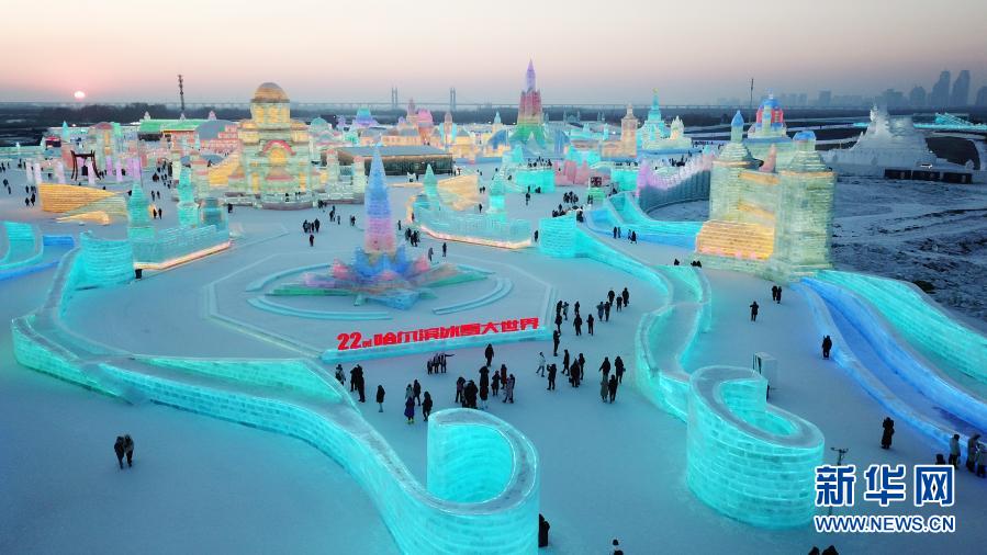 氷祭り会場の幻想的な夜　黒竜江省ハルビン市_fororder_1126945473_16097642950451n