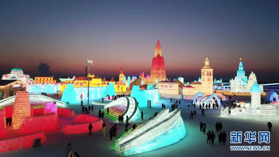 氷祭り会場の幻想的な夜　黒竜江省ハルビン市_fororder_1126945473_16097642951601n