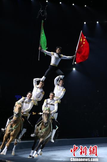 中國馬戲節比賽：汗血寶馬攜中土兩國國旗出場