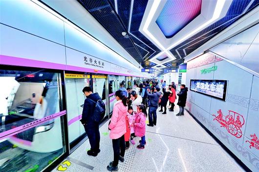 武汉地铁2号线南延线开通首日载客超8万乘次