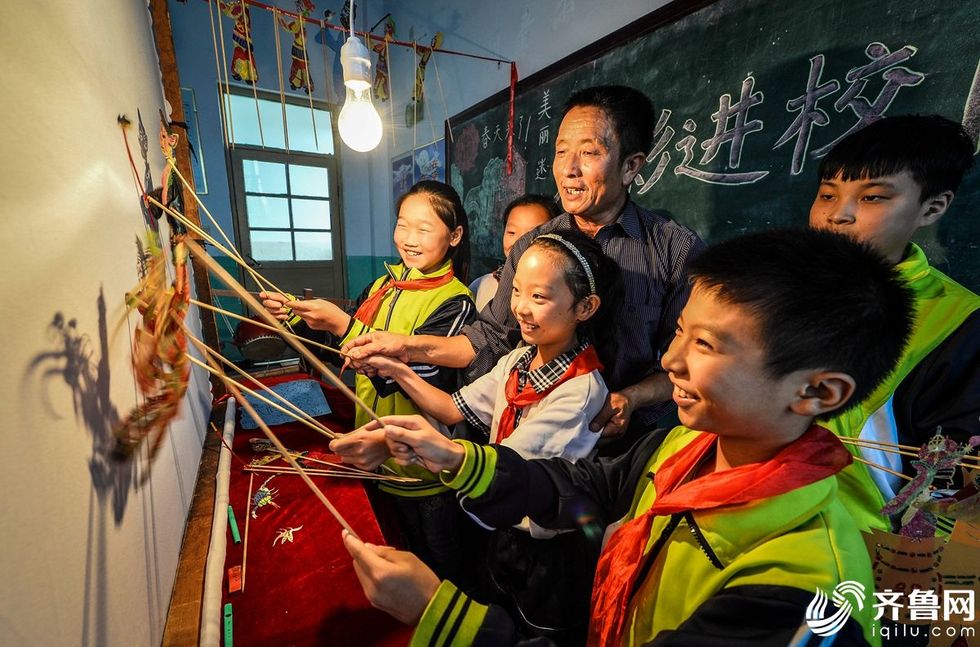 山东枣庄台儿庄皮影戏进校园 师生共赏传统艺术_fororder_2