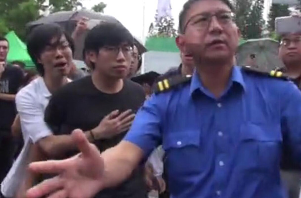 “港独”学生在校园被围攻 校长:“港独”违反基本法 “港独”学生在校园被围攻 校长:“港独”违反基本法