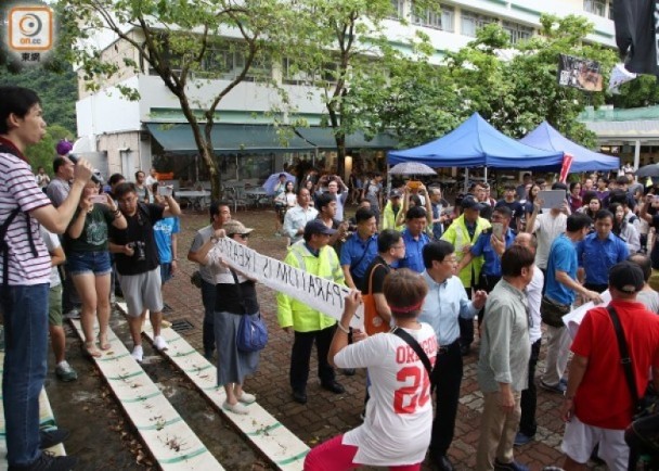 “港独”学生在校园被围攻 校长:“港独”违反基本法 “港独”学生在校园被围攻 校长:“港独”违反基本法