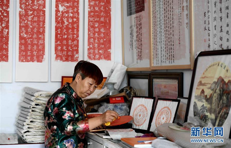 石家庄：民间拓片师复制古老记忆