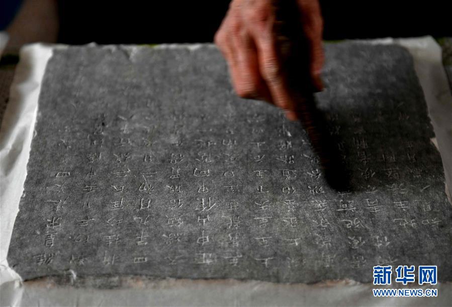 石家庄：民间拓片师复制古老记忆