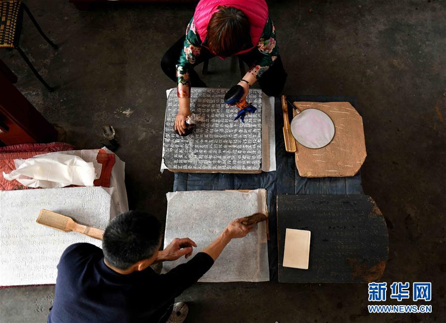 石家庄：民间拓片师复制古老记忆