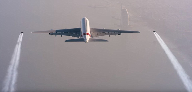 迪拜高空上演驚人特技:"噴氣飛人"與客機競速