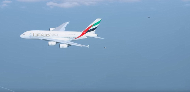 迪拜高空上演惊人特技:"喷气飞人"与客机竞速