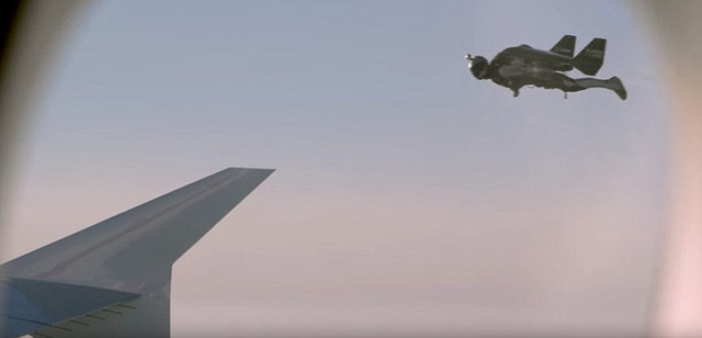 迪拜高空上演驚人特技:"噴氣飛人"與客機競速