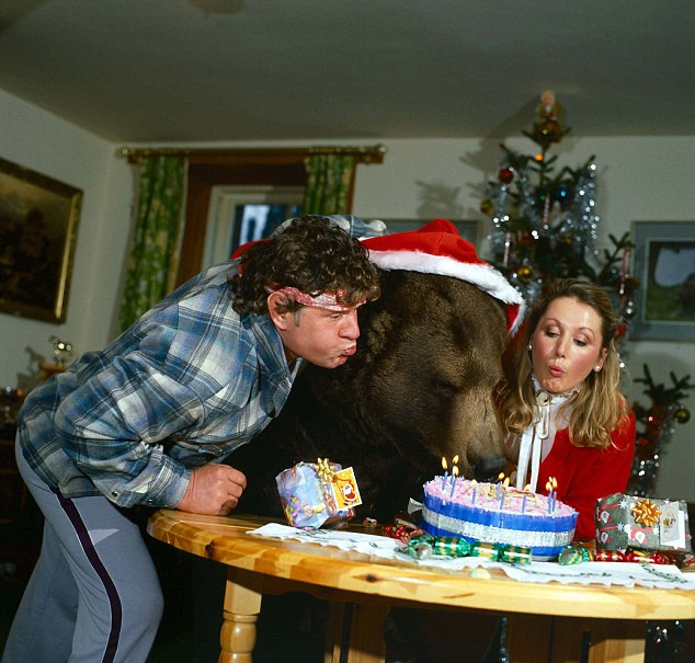 英國無子家庭養棕熊當後代 會喝早茶飲啤酒吹生日蠟燭