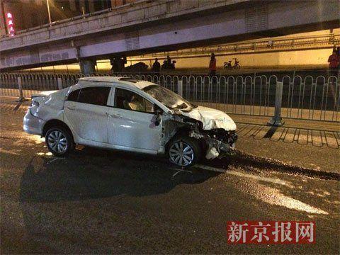 北京一轎車高速疾馳撞毀護欄 一男子被甩出身亡