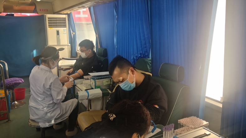 鞍山市公安局组织开展“抗疫情、学雷锋”无偿献血志愿活动