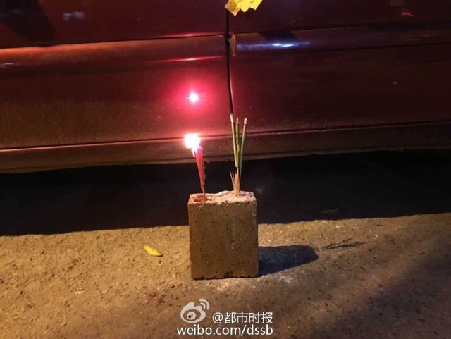 昆明一车主车窗被砸 车主挂牌诅咒砸车人