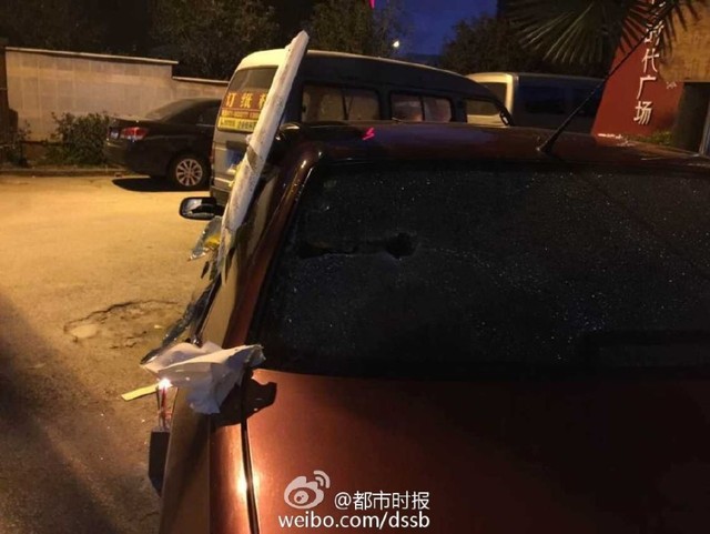 昆明一车主车窗被砸 车主挂牌诅咒砸车人