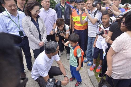 香港禮賓府開(kāi)放日 梁振英夫婦與市民零距離接觸