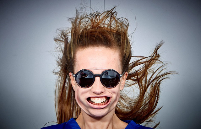 看英国男女狂风下自拍 "龇牙咧嘴"引人笑